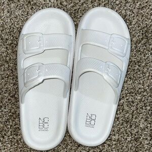 🩷Super comfy croc like material size 8 women’s sandals slides